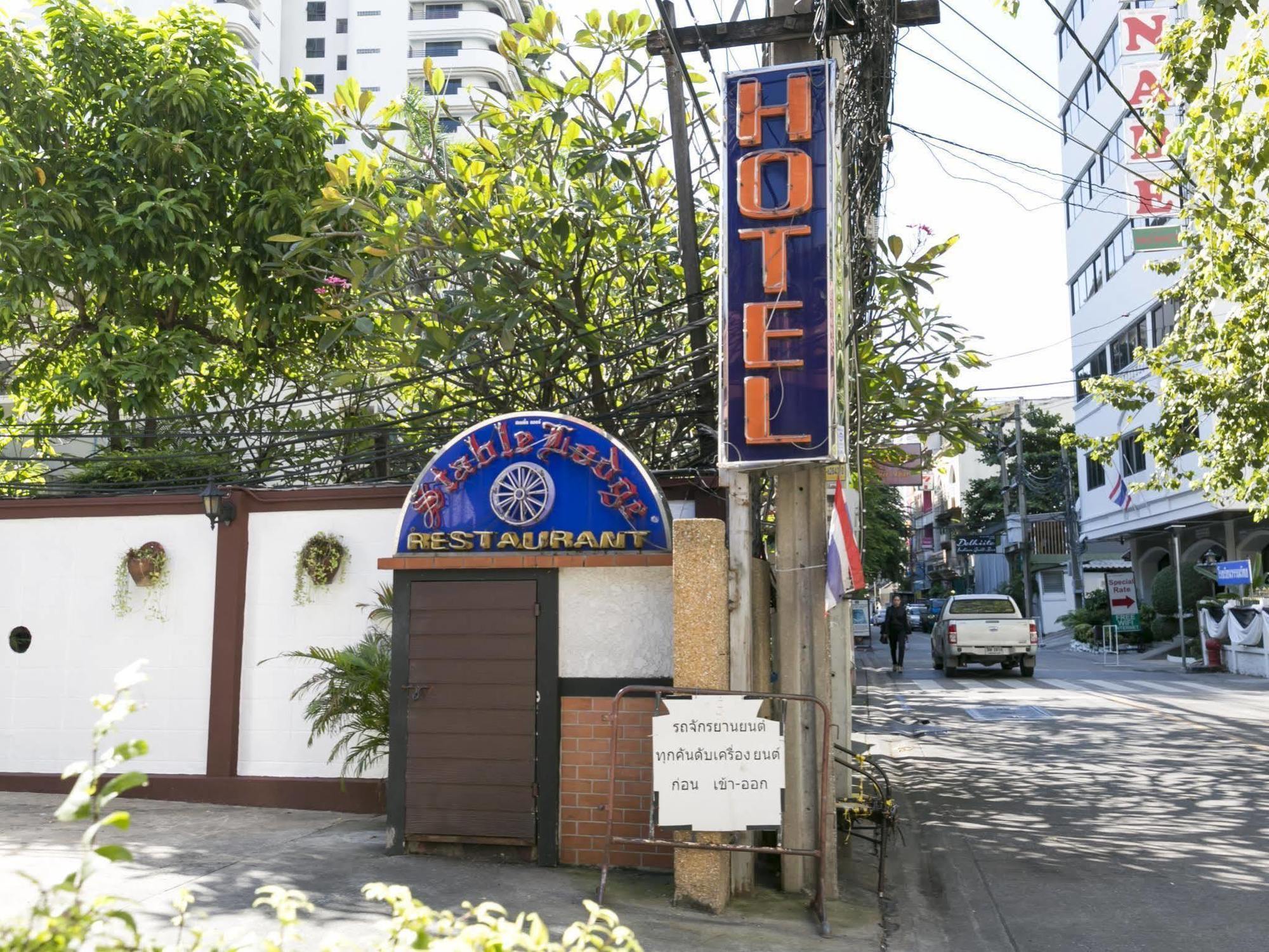 Stable Lodge - Sha Certified Бангкок Экстерьер фото